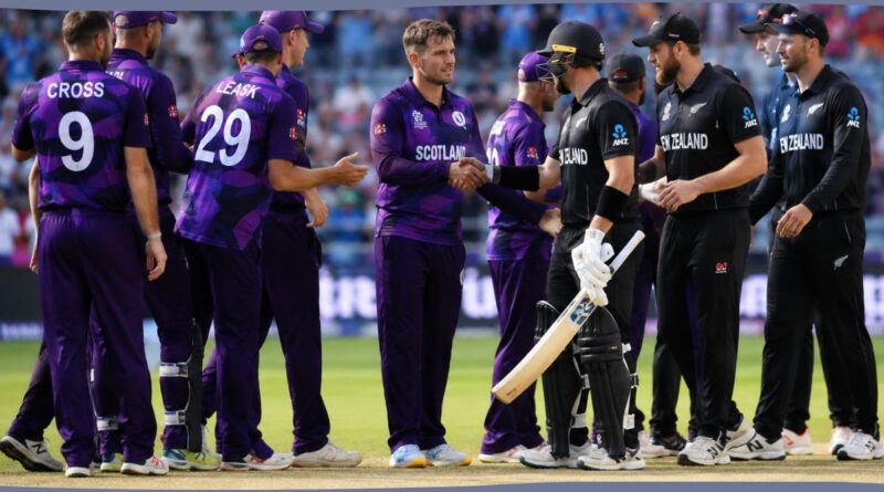 Scotland vs New Zealand क्रिकेट मैच के दौरान दोनों टीमों के खिलाड़ी मैदान में